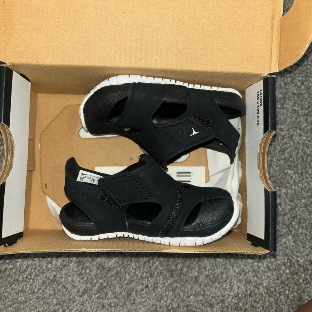 Jordan Flare (TD) 
Black/White